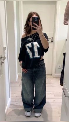 Outfit Inspo Sweatshirt, Different Type Of Clothing Styles, Rolled Down Waist Jeans, Ootd For School Ideas, Outfits Ideas Streetwear, Streetwear Women Aesthetic, Trifthing Aesthetic Outfit, Streetwear Outfit Inspo Women, Straight Girl Outfits