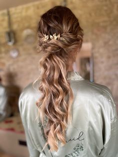 Low Pony Curls Wedding, Low Pony Twist Hairstyles, Curly Ponytail Bridesmaid, Low Pony Wedding Hairstyles, Curled Low Ponytail, Low Side Ponytail Wedding, Bridesmaid Low Ponytail, Wedding Low Ponytail Hairstyles, Low Pony Wedding Hair