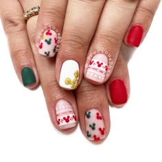 Mickey mouse nails. Sweater nails. Disney nails. #PreciousPhan Disney World Nails Christmas, Christmas Disney Nails Acrylic, Disney Nails Christmas, Christmas Nails Disney, Disney Holiday Nails, Mouse Nail Art