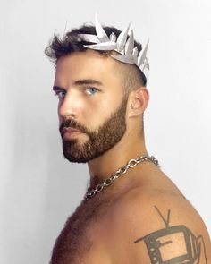 Greece Goddess, Greek Crown, Award Winning Cookies, Banana Party, Male Crown, Greece Fashion, South Lebanon, Music Cover Photos, Gay Outfit