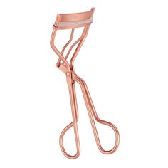 Our expertly crafted Classic Lash Curler, outfitted in a Rose Gold finish, gives your natural lashes a dramatically beautiful curl. From beginner to expert, the Rose Gold Classic Curler is easy to use and is a must-have in your makeup bag. Mekap Mata, Eyelash Curlers, Lash Tools, Curl Lashes, Lash Curler, Beautiful Lashes, Beautiful Curls, How To Apply Mascara, Eyelash Curler