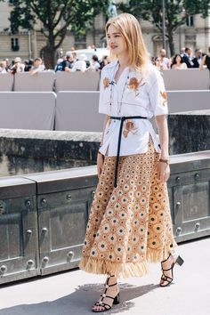 Street style at Fashion Week Haute Couture Fall-Winter 2017-2018 Paris Style Désinvolte Chic, Natalia Vodianova, La Fashion Week, Trendy Street Style, Couture Week, Women Street, Street Style Chic, Street Style Inspiration, La Fashion