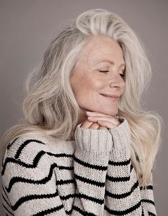 This is why I want to make an oath to never get the short grandma perm when I'm old. She's beautiful! Going Grey, Advanced Style, Going Gray, Ageless Beauty, Top Models, Aging Gracefully, Margot Robbie, Grey Hair, Silver Hair