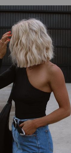 Fine Hair Bob, Mom Hairstyles, Hair Bob, Bob Haircuts For Women, Penteado Cabelo Curto, Short Blonde, Blonde Bobs, Haircuts For Women, Short Blonde Hair