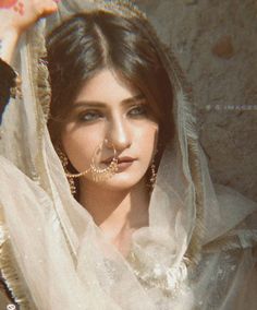 Desi Photoshoot Ideas, Photo Ideas In Desi Outfit, Desi Aesthetic Pictures Ideas, Desi Makeup Looks Aesthetic, Desi Girl Aesthetic Lehenga, Indian Makeup Looks, Estilo Hijab, Pakistani Bridal Makeup