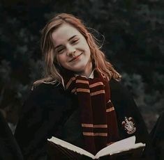 Maquillage Harry Potter, Harry Potter Fanları, Hermione Granger Aesthetic, Emma Watson Harry Potter, Holding A Book, Harry Potter Girl, Harry Potter Hermione Granger