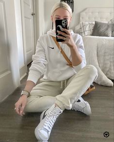 Blazers With Sweatpants, Nike Blazer Women, White Nike High Tops, White Hoodie Outfit, Nike Hoodie Outfit, Blazer Sneakers, Nike Blazer Mid 77 Outfit