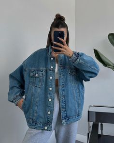 Oversized Jean Jacket Outfit, Oversized Denim Jacket Outfit, Mom Fits, Beach Packing, Jean Jacket Outfits, Oversized Jean Jacket, Jeans Claro, Uni Outfits