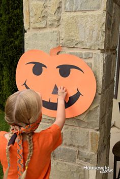 Halloween Party Games: Pin the Nose on the Pumpkin Pin The Nose On The Pumpkin, Juegos Halloween, Halloween Ideas Party, Actividades Halloween, Halloween Stations, Games Halloween Party, Party Games Halloween, Preschool Halloween Party, Halloween Carnival Games