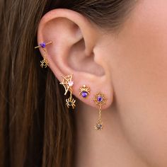 We promise, they don’t bite! No piercing? No problem! Our Itsy Bitsy Spider Ear Cuff features a no-piercing-required design with just the right touch of spook. This charming piece showcases a gorgeous purple heart and a delicate, dangling spider—perfect for adding a hint of Halloween flair to any outfit. It’s a simple yet stunning accessory you’ll find yourself reaching for all season long! Halloween Helix Earrings, Ocean Themed Ear Piercings, Cute Piercing Jewelry, Cute Halloween Earrings, Earring Ideas Piercing, Bat Piercing, All Ear Piercings Chart, Purple Piercings, Halloween Piercings