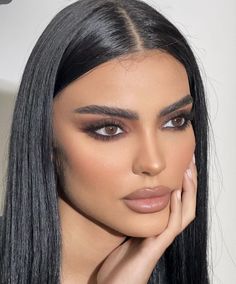 Brown Smokey Eye Brown Eyes, Soft Glam Makeup Big Eyes, Makeup To Make Your Eyes Pop, Smokey Eye Makeup For Dark Brown Eyes, Oval Face Shape Contour, Smokey Matte Eye Makeup, Modern Smokey Eye Makeup, Deep Contrast Makeup, Black Eye Shadow Makeup Looks