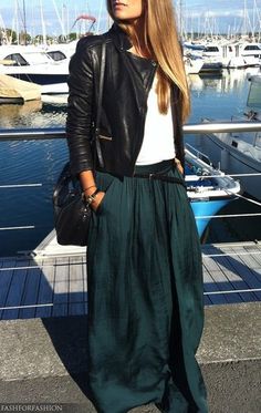 KAT - I would need less voluminous skirt, but love with leather jacket. Green Pleated Skirt, Silk Maxi Skirt, Maxi Skirt Outfits, Mode Boho, Leather Jacket Outfits, Outfit Trends