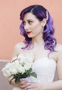 Purple Hair Wedding, Purple Hair Bride, Wedding Looks Makeup, Dark Floral Wedding, Purple Wedding Hair, Green Color Theme, Pre Wedding Praia, Edgy Bride, Night Time Wedding