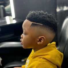 Get ready to go back to school with a variety of haircuts for black boys that showcase their personality and texture. Black Boys Haircuts Kids, Haircuts For Black Boys, Toddler Haircuts, Bald Look, Braids For Boys, Hair Tuck