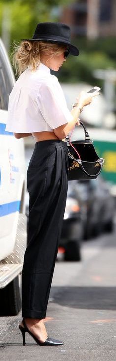 #street #style black and white + fedora @wachabuy Weekend Mode, Shirts Ideas, Estilo Chic, Pants Men, Edgy Outfits, White Shirts