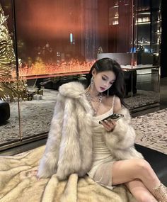 Ideal Appearance, Korean Vibes, Fur Outfit, Chicago Outfit, Hourglass Dress, Foto Tips, Cocktail Wedding, Cute Friend Photos, Short Prom Dress