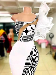 Chinkhoswe Outfits, Black And White Xhosa Traditional Dress, Lobola Outfits, African Traditional Wear, Evening Dresses Uk