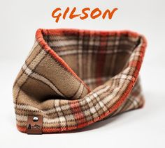 "Vielen Dank für dein Interesse an unserem ""Gilson" Twist" Diese stylische und kuschelige Halsbekleidung ist als Pull-On-Stil konzipiert, um einen sicheren und bequemen Sitz für Ihren haarigen Freund zu gewährleisten. Um die beste Passform zu gewährleisten, bitten wir Sie zwei Maße zu messen: den Halsumfang und die Messung der breitesten Stelle des Kopfes, vor allem wenn Ihr Hund einen größeren Kopf hat. "Der Schal ""Gilson"" ist besonders geeignet für Hunde mit kurzen Haaren und schlankem Hals Dog Infinity Scarf, Twisted Scarf, Orange Dog, Pet Neckwear, Dog Neck, Boho Stil, Accessories Unique, Infinity Scarf, Pet Clothes