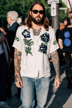 Cuban Outfit Men, Hawaii Shirt Style, Cuban Outfit, Paris Fashion Week Men, Mens Fashion Edgy, Stylish Mens Fashion, Mens Spring Fashion, Paris Fashion Week Street Style, Mens Fashion Classy