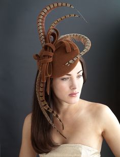 Pheasant Feather felt hat. Can be made in other colours or fabrics. Dramatic and elegant! Diy Hat, Hat Ideas, Flower Hats