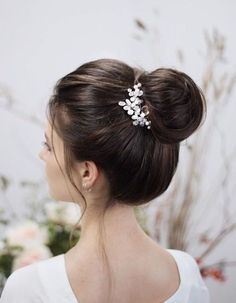 Hear Design, Shinion Hair, Bride Hair Clips, Bride Hair Pins, Accessories Bride, Wedding Bun Hairstyles, Sophisticated Hairstyles, Bridal Hairdo, French Twist Hair