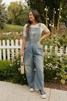 Coveralls, but chicer! These Braxton overalls are a denim dream with adjustable straps, chest pockets, side pockets, and back pockets for all your things. Plus, the medium wash and barrel leg detail give them a trendy touch. Get ready to rock these overalls everywhere you go! *Barrel leg* Material Content: 100% Cotton Material Pattern: Med Wash Shaylon is 5'5" and wearing a small Model Measurements: Shaylon: Height: 5'5" // Chest: 37” // Waist: 29”.5 // Hips: 39.5” Click here for top Not sure wh Cute Coverall Outfit, Cottage Core Overalls Outfit, How To Style Overalls, Coverall Outfit Women, Outfits With Overalls, Fall Overall Outfits, Overalls Outfit Fall, Overalls Outfit Winter, Styling Overalls