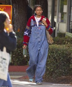 Quirky Minimalist Fashion, Tomboy Femme Style Outfits, Jean Overall Outfits, Dungaree Outfit, Looks Hippie, Lunch Date Outfit, Tomboy Femme, Sasha Obama, College Wardrobe