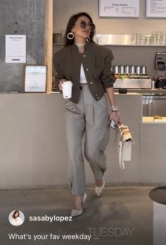 Spring Work Outfits Office Chic Business Casual Street Styles, Navy And Gray Outfit, Monday Office Outfits Women, Polished Outfits For Women, Monday Office Outfit, Corporate Accessories, Monday Outfit For Work, Elegant Casual Outfit, Monday Work Outfit