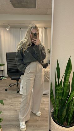 Beige Pants Outfit, Slacks Outfit, Wide Leg Pants Outfit, Winter Pants Outfit, Cargo Pants Outfit, Everyday Fashion Outfits, Casual Day Outfits