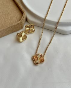 ✦ Note: All images are sourced from various creators and are shared for inspiration only.✦ Luxury Gold Bracelet, Boyfriend Valentine Ideas, Christmas For Boyfriend, Aesthetic Hair Accessories, Pendant With Earrings, I Am Abundant, Cleef And Arpels Jewelry, Bracelet Patterns Easy, Gold And Jewelry