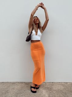 Looks Adidas, 00s Mode, Maxi Skirt Outfits, Orange Skirt, Neue Outfits, Skirt Maxi, Outfit Trends, Mode Inspo