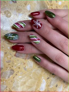 Check for Ideas on Spring Nails with Square Shape and Colorful Design! Spring 2021 Beautiful Nail Art Designs and Tips for Your Short Nails! Classy Christmas Nail Designs, Christmas Engagement Nails, Red And Green Christmas Nails, Penguin Nails, Christmas Nail Designs Easy, Xmas Nail, Christmas Nail Ideas, Xmas Nail Art