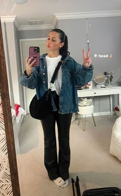 Cozy College Outfit, Blue Jean Jacket Outfits, Prettiest Celebrities, Cold Outfits, Cold Weather Outfits, Cute Simple Outfits, Outfit Inspo Fall, Winter Fashion Outfits, College Outfits