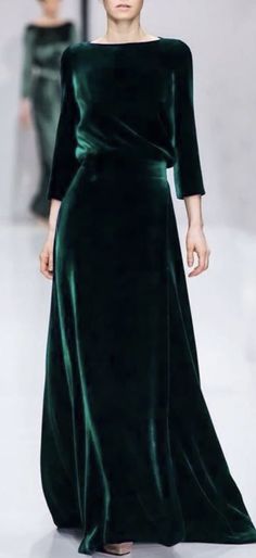 Velvet Evening Gown, Fancy Clothes, Green Gown, Brocade Dresses, Velvet Dresses, Stage Costume, Ballroom Dress, Evening Dresses Elegant, Velvet Fashion