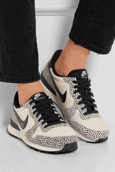 NIKE Wmns Air Max Thea 'Olive & Summit White' #fw16 Mode Shoes, Nike Internationalist, Discount Nikes, Nike Free Shoes, Nike Shoes Outlet, Sneakers Men Fashion, Shoes Outlet, Crazy Shoes, Suede Sneakers