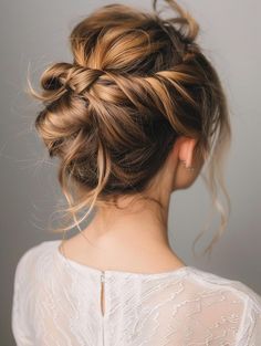 Fresh Messy Bun Styles for Medium Hair 2024 Romantic Updos For Medium Length Hair, Messy Bun Updo Wedding, Classy Messy Bun, Braided Hairstyles For Natural Hair, Messy Bun Wedding Hair, Messy Chignon