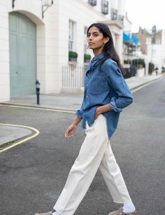 White Jeans Denim Shirt, Not Tucked In Shirt Outfit, Denim Shirt White Jeans Outfit, Oversized Jeans Shirt Outfit, Classic Personal Style, White Denim Jeans Outfit Summer, 65 Degree Weather Outfit Spring, Oversize Denim Shirt Outfit, Oversized Denim Shirt Outfit Women