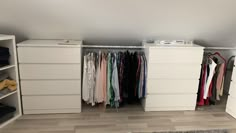 Wer eine Schräge hat und sich keine teuren Einbauschränke kaufen will, hier der ultimative Tipp - günstig funktionell und einfach. Sunroom Closet Ideas, Adult Toy Storage Ideas Bedroom, Attic Storage Organization, Loft Room Ideas, Loft Conversion Bedroom