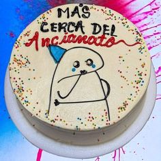 a birthday cake that is decorated with an image of a dog and the words, mas cercia del incianoteto