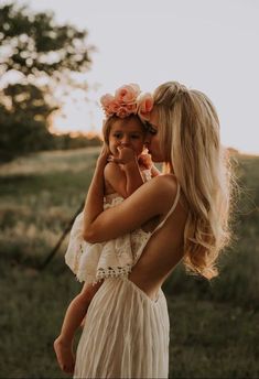 Capturing Beautiful Moments: 30+ Mother-Daughter Photoshoot Ideas - mommyandmecreatives Mom Daughter Photography, Mommy Daughter Photography, Mom Daughter Photos, Mommy Daughter Photoshoot, Mommie Dearest, Fall Photoshoot Ideas, Mommy Daughter Pictures, Portret Feminin, Mommy Daughter Photos