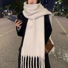 Oversized Fringe Wool Knit Soft Thick And Fluffy Scarf Shawl * White * 100% Mohair * Soft And Cozy * Length: (210cm) ( 82.7" Inch) * Width: (35cm) (14.8" Inch) White Scarf Outfit, Outfits Europa, Hospital Scrubs, Scarf Aesthetic, Fluffy Scarf, Thick Scarf, Woolen Scarves, Big Scarf, Winter Trip