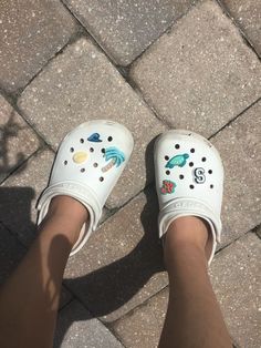 Crocs Ideas White, Crocs Jibbitz Ideas Women, White Crocs Jibbitz Ideas, White Crocs Aesthetic, Croc Charms Aesthetic, Croc Jibbitz Ideas, Croc Ideas