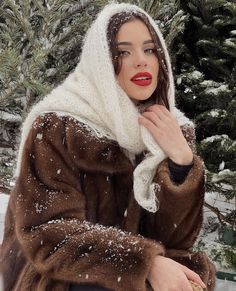 Outdoor Photoshoot Inspiration, Fur Coat Outfit, Fur Coat Fashion, Winter Photoshoot, Winter Fashion Outfits Casual, Winter Photo, Photoshoot Themes