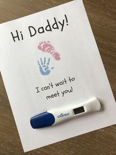 a note with a pen on it that says, hi daddy i can't wait to meet you