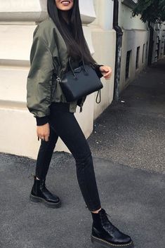 Mode femme automne/hiver avec un slim noir, des Doc Martens et un bomber kaki Doc Martens Outfits, Dr Martens Outfit, Martens Style, Doc Martens Outfit, Figure Reference, Collage Vintage