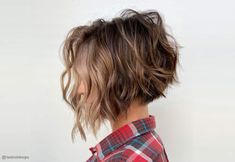 Messy Bob Haircut, Short Wavy Haircuts, Bob Haircut Ideas, Medium Bob Haircut, Stacked Bob Hairstyles, Bob Haircut Curly, Thick Wavy Hair, Stacked Bob Haircut