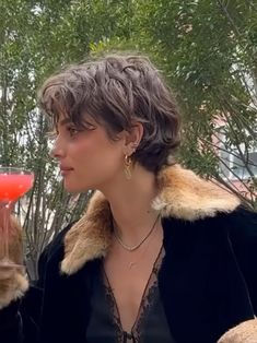 Short Hairstyle Women Square Jaw, Short Hair Curly Round Face, Wavy Queer Haircut, Short Curly 70s Hair, Really Short Hair Aesthetic, Short Curly Haircut Round Face, Maisie Williams Short Hair, Short Women’s Mullet, Famous Women With Short Hair