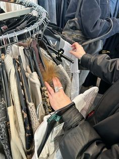 thrifting, second hand shop, flea market, vintage shopping Fashion Shopping Aesthetic, Thrift Shopping With Friends, Care Free Aesthetic Outfits, Thrifting Aesthetic Pics, Second Hand Store Aesthetic, Vintage Clothes Shop Aesthetic, Thrifting Vision Board, Winter Shopping Aesthetic, Vision Board Thrifting