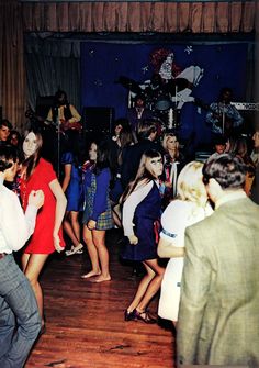 High School Life 1970-1972: Yearbook Pictures From Your Average American School - Flashbak High School Dance, Yearbook Pictures, Vintage Pics, High School Life, Shall We Dance, School Dance, Retro Girls, Vintage School, School Dances