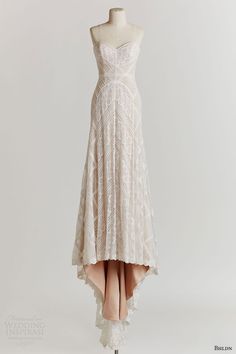 a white dress on display in a store window with the caption'chic vintage brides '